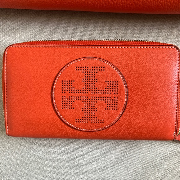 Tory Burch Orange perforated tote bag and wallet - Picture 10 of 12